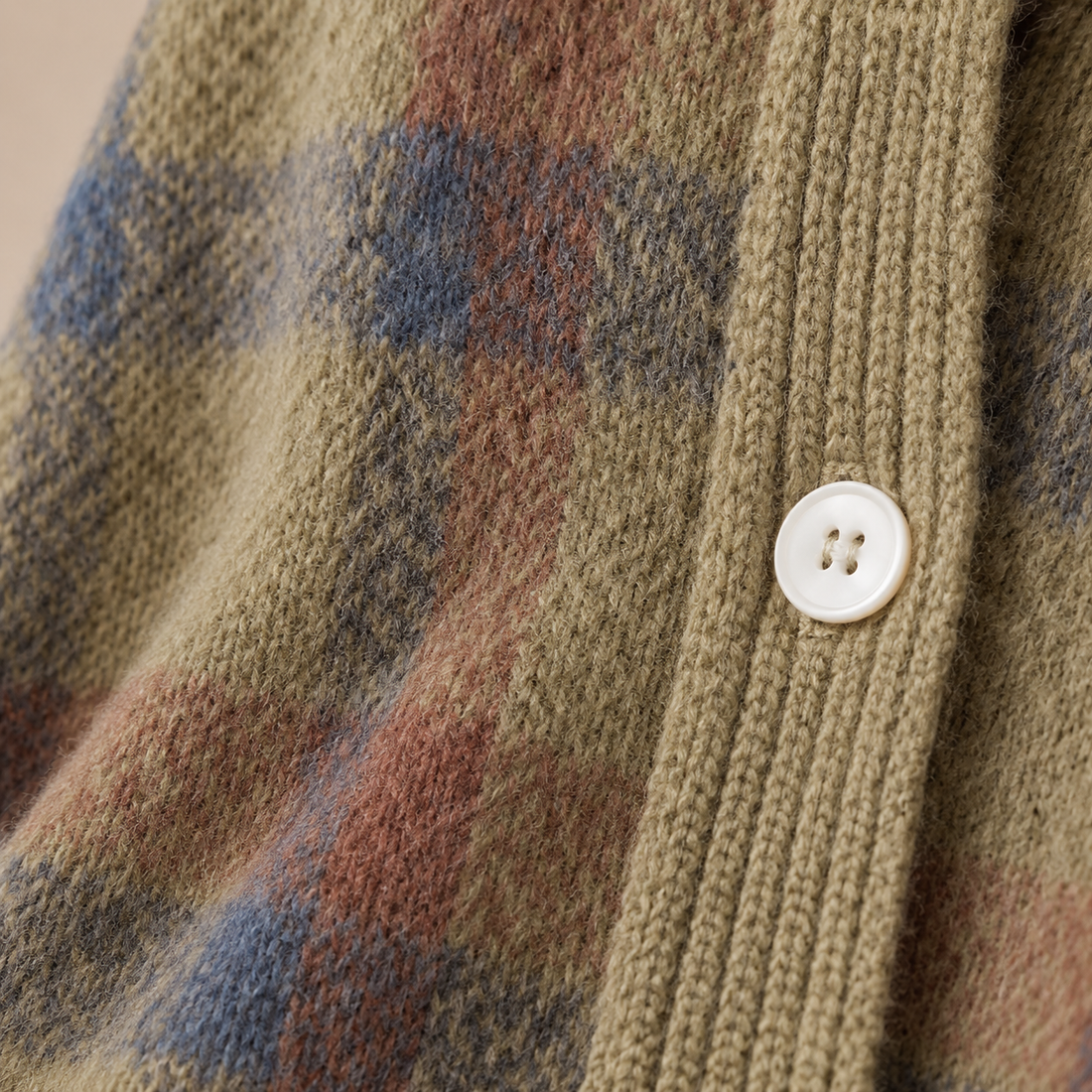 Gebreid damesvest met knoopsluiting en ruitpatroon