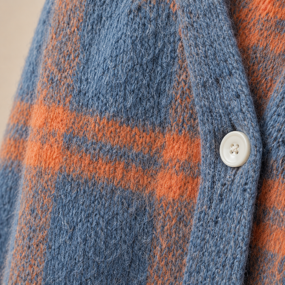 Gebreid damesvest met knoopsluiting en ruitpatroon