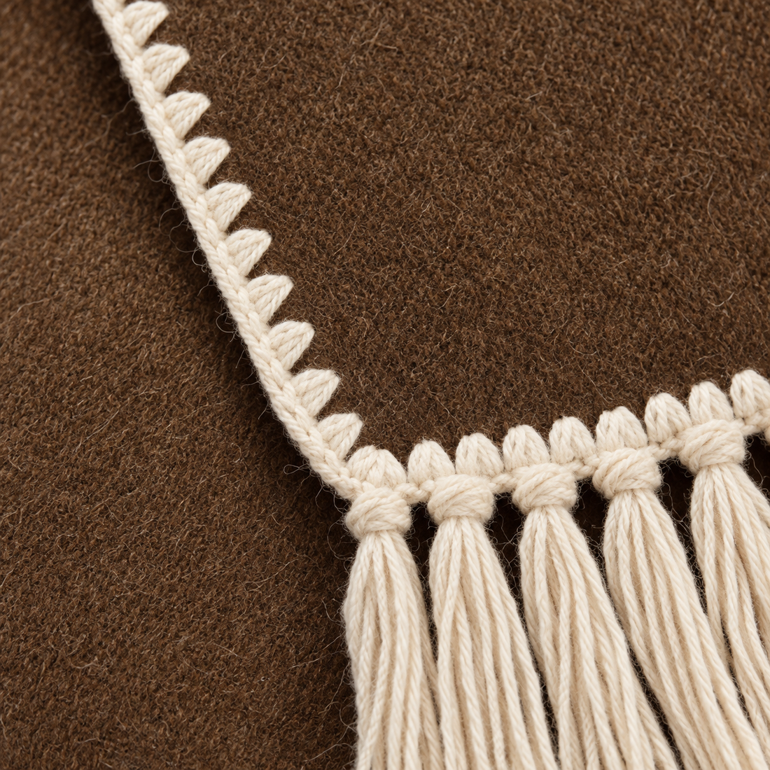 Capejas voor dames met contrastrand en franjes
