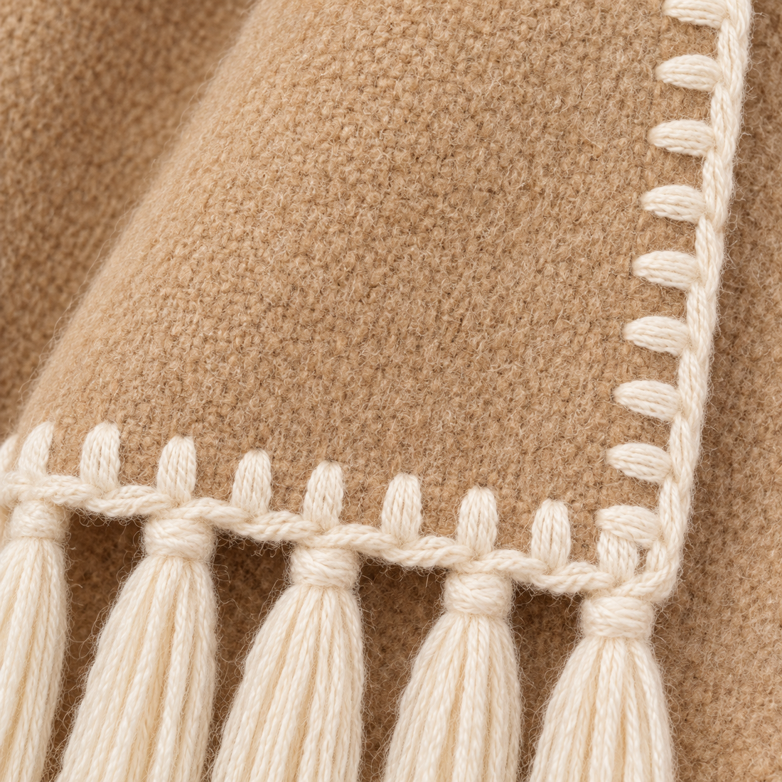 Capejas voor dames met contrastrand en franjes