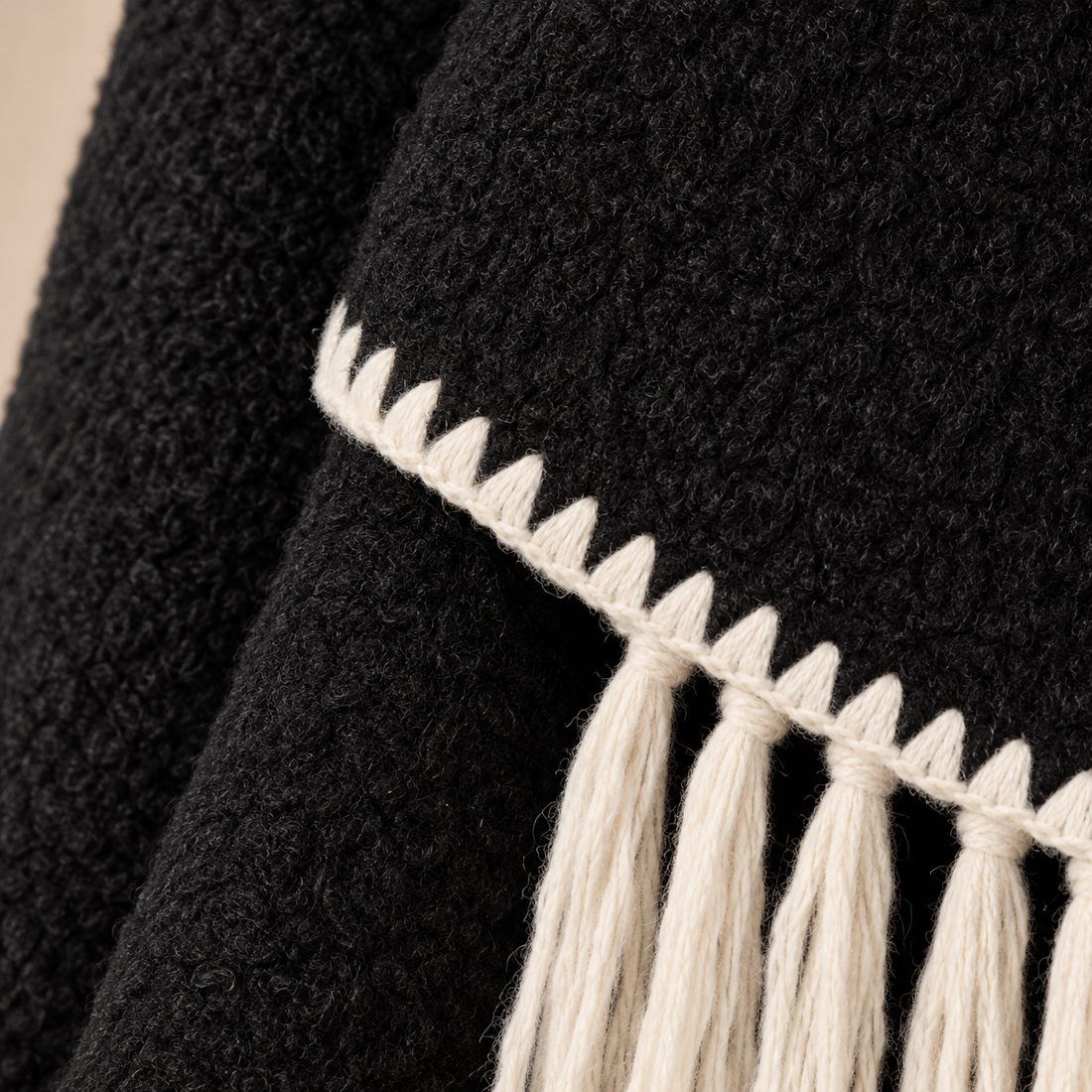 Oversized capejas voor dames met franjes en contrasterende stiksels