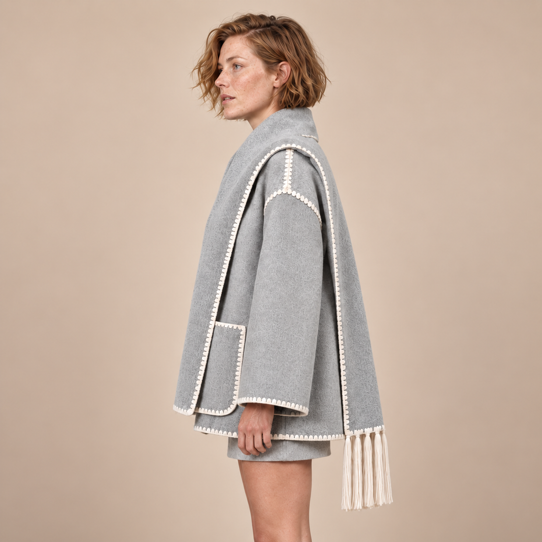 Oversized capejas voor dames met franjes en contrasterende stiksels