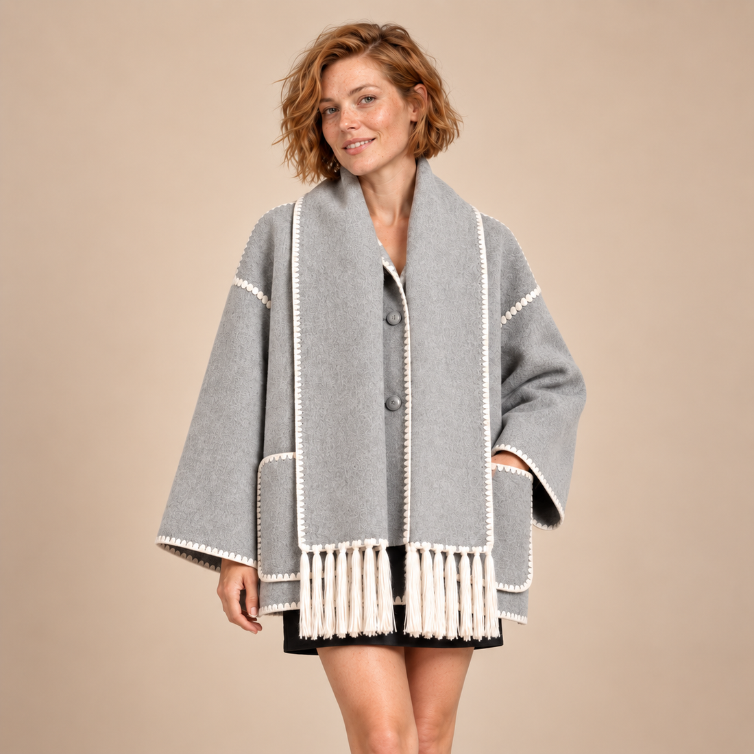 Oversized capejas voor dames met franjes en contrasterende stiksels