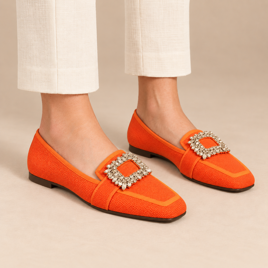 Loafers voor dames met versierde gesp en contrasterende bies