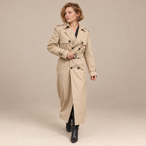 Lange dubbelrijige damestrenchcoat met gespceintuur en epauletten