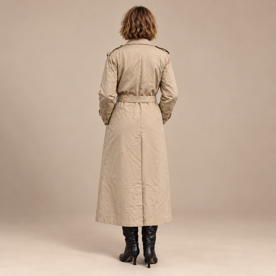 Lange dubbelrijige damestrenchcoat met gespceintuur en epauletten