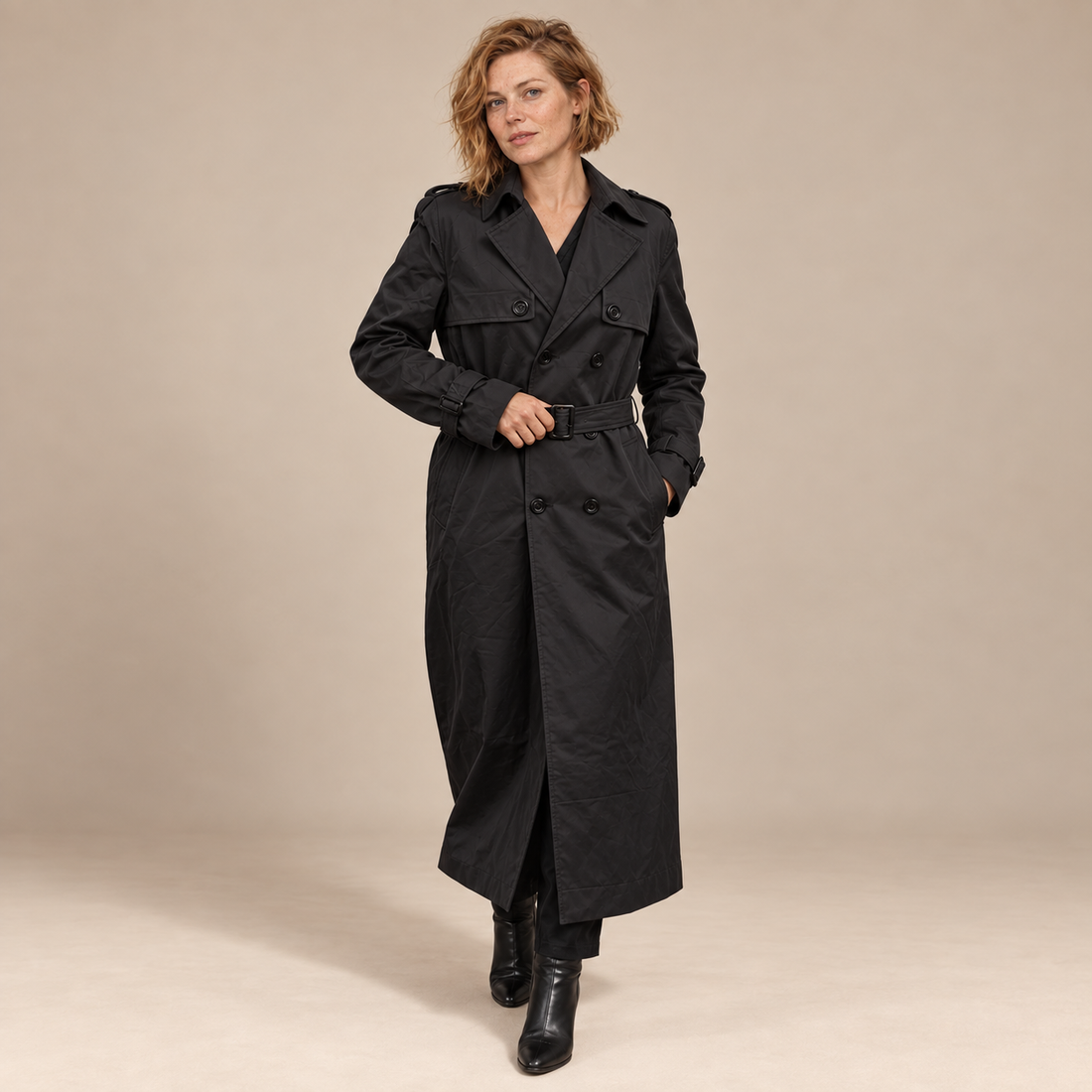 Lange dubbelrijige damestrenchcoat met gespceintuur en epauletten