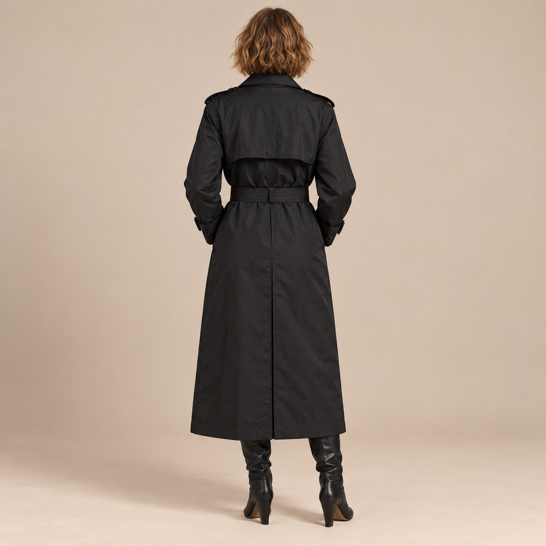 Lange dubbelrijige damestrenchcoat met gespceintuur en epauletten